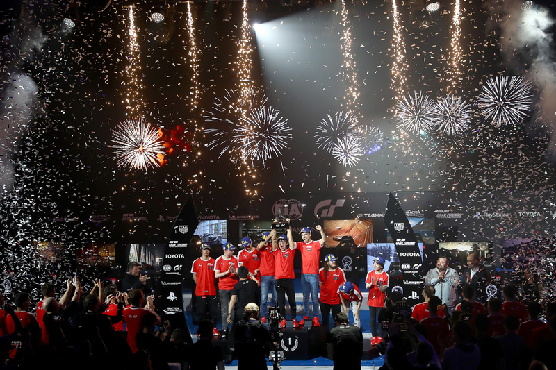 トヨタ チームの山中智瑛選手、ライアン・デルッシュ選手、イゴール・フラガ選手がマニュファクチャラーシリーズ 2019 シリーズ シリーズチャンピオンとなった表彰式