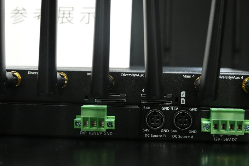 8個のSIMが入るデータ送信機。これはアプトポッド製ではないが、ユーザーの要望があるため用意している