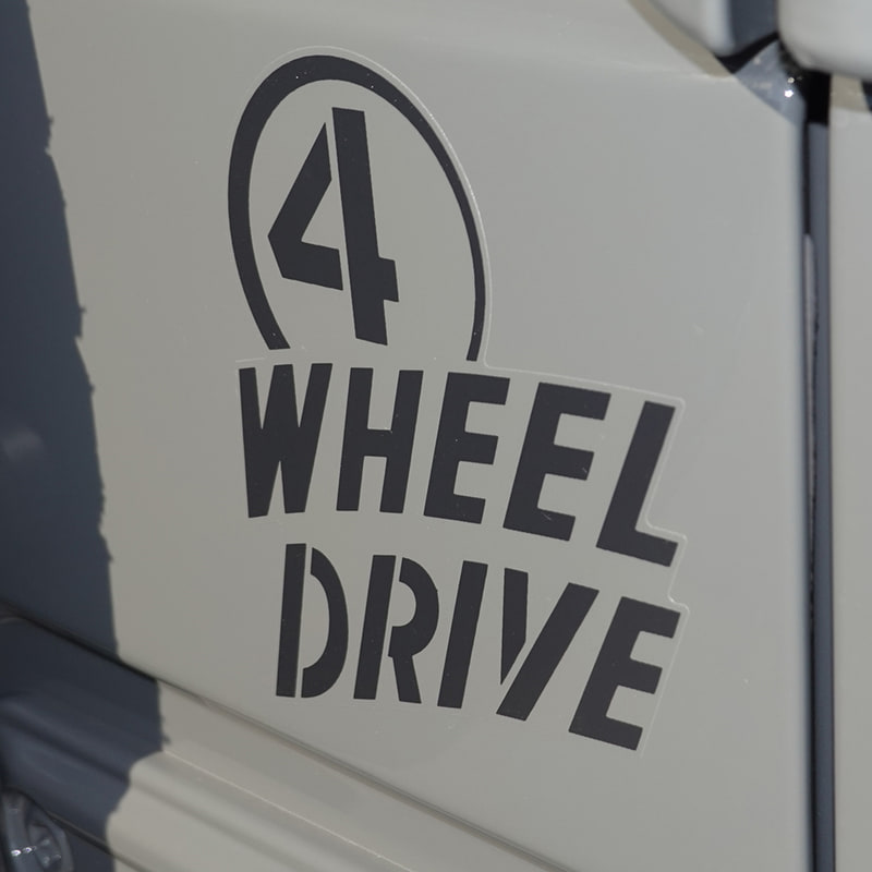 マットブラックのJeepバッヂなどを装備