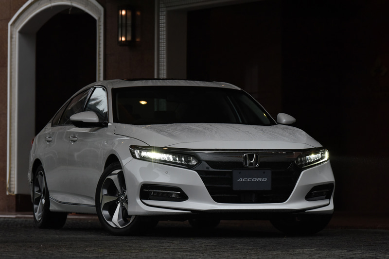 ボディサイズは4900×1860×1450mm（全長×全幅×全高）、ホイールベースは2830mmで、新型は従来型に比べてワイド＆ローに