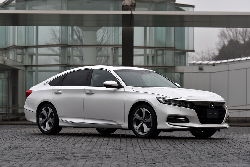 撮影車はアコード「EX」、カラーは5色あるうちのプラチナホワイト・パール