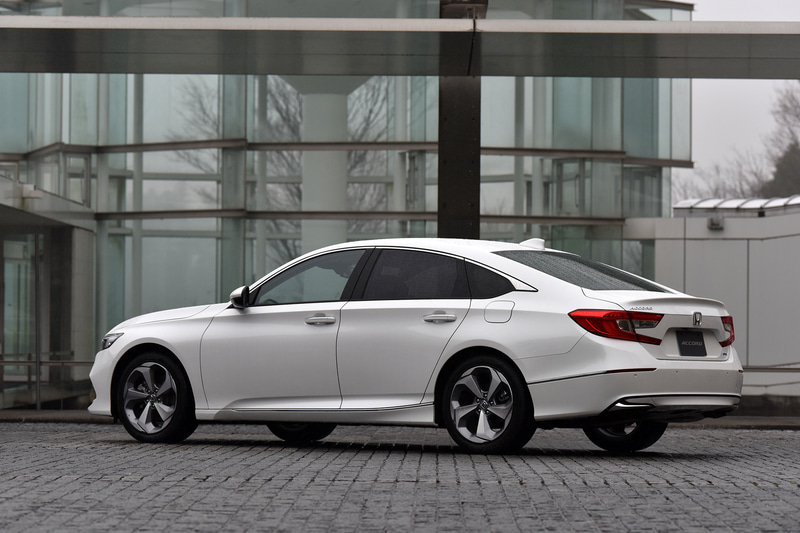 撮影車はアコード「EX」、カラーは5色あるうちのプラチナホワイト・パール