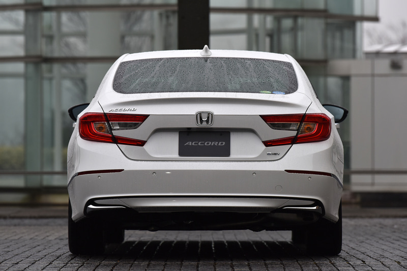 撮影車はアコード「EX」、カラーは5色あるうちのプラチナホワイト・パール