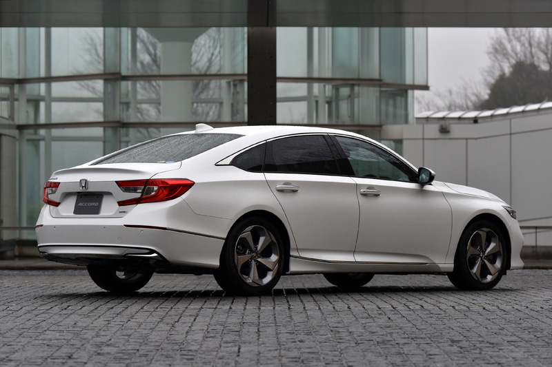 撮影車はアコード「EX」、カラーは5色あるうちのプラチナホワイト・パール