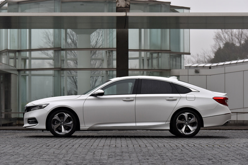 撮影車はアコード「EX」、カラーは5色あるうちのプラチナホワイト・パール