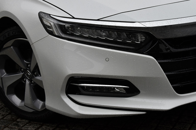 ヘッドライトはLEDによるもの。フォグランプもLED