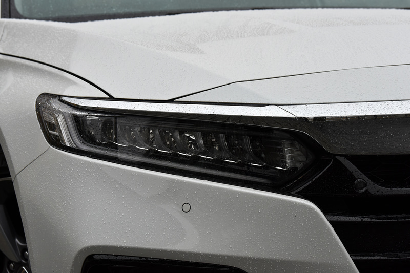 ヘッドライトはLEDの多灯で構成