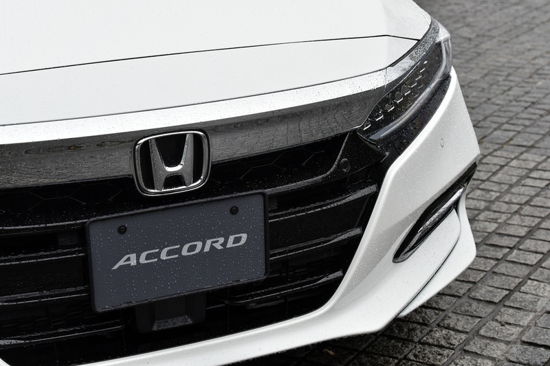 逆台形のグリルはブラック