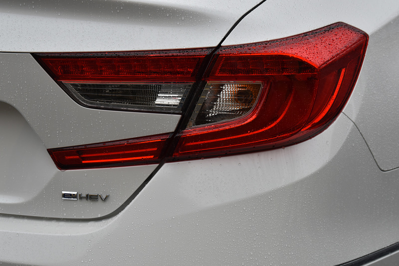 テールランプの下にはハイブリッドの「e：HEV」のマークが入る