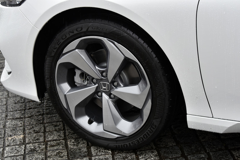 切削スポークの18インチアルミホイール。ホイール内部には消音機構を内蔵。タイヤサイズは前後とも235/45R18