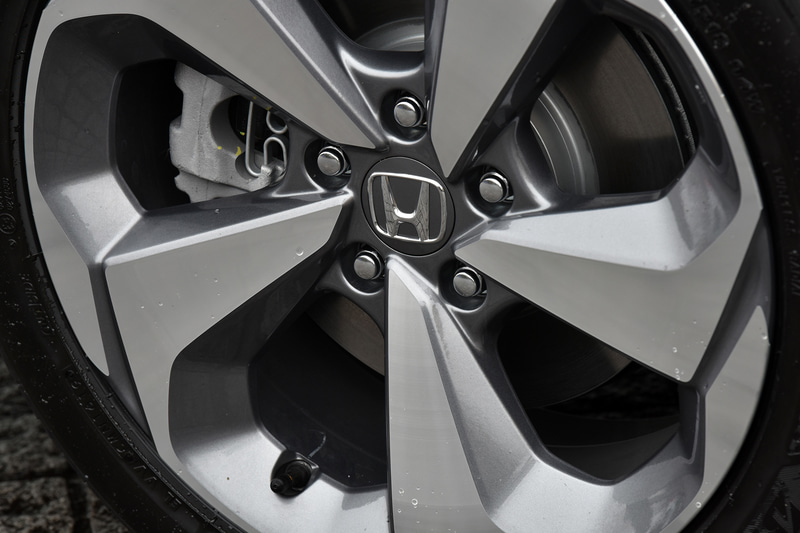 切削スポークの18インチアルミホイール。ホイール内部には消音機構を内蔵。タイヤサイズは前後とも235/45R18