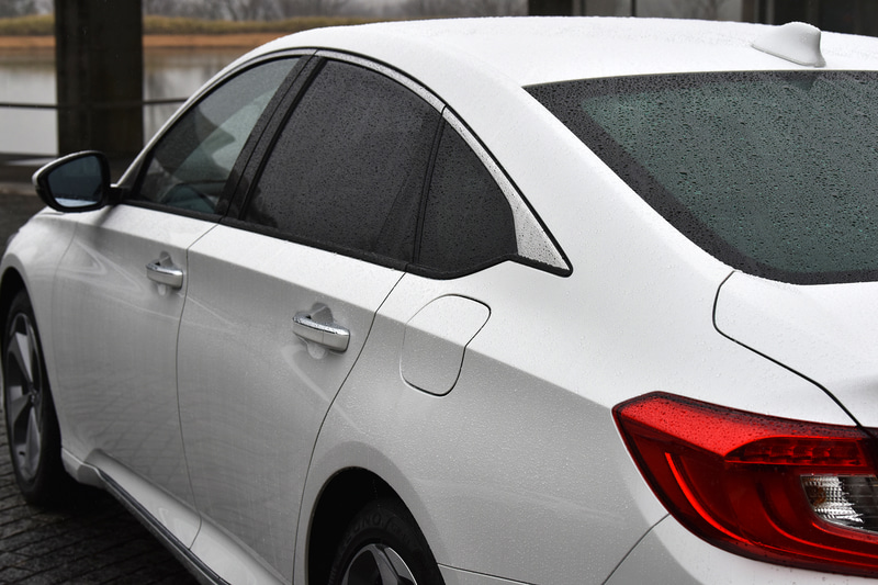 キャラクターラインは緩やかな弧を描く