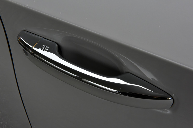 厚みを感じさせて上質な握り心地を表現したドアハンドル