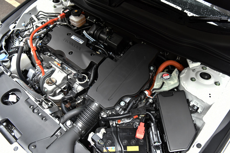 発電機とモーターは左側にある