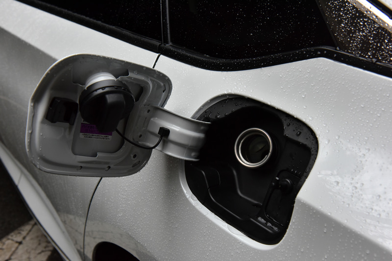 給油中のキャップを引っ掛けられるようになっている