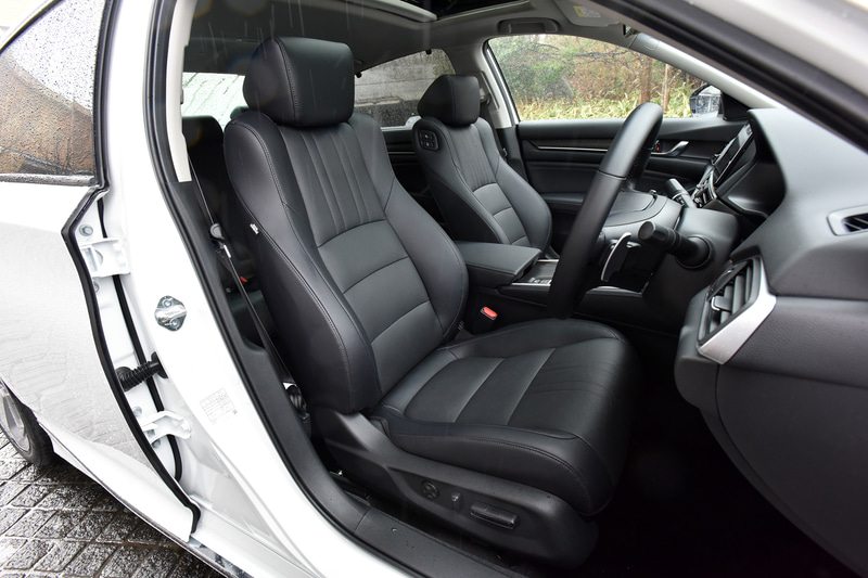 運転席まわり。インテリアカラーは2タイプあり、こちらはブラック