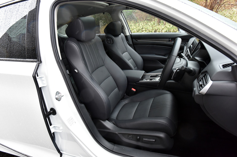 運転席まわり。インテリアカラーは2タイプあり、こちらはブラック