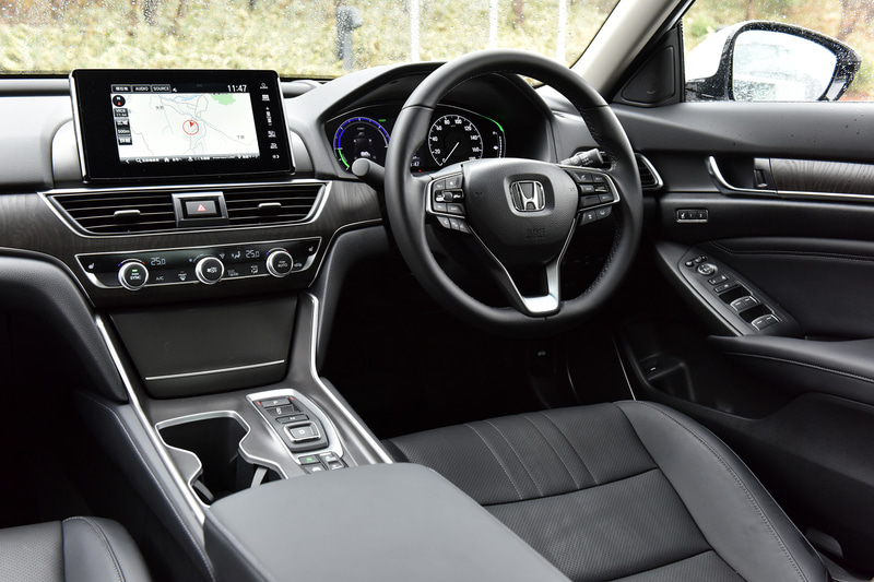 運転席まわり。インテリアカラーは2タイプあり、こちらはブラック