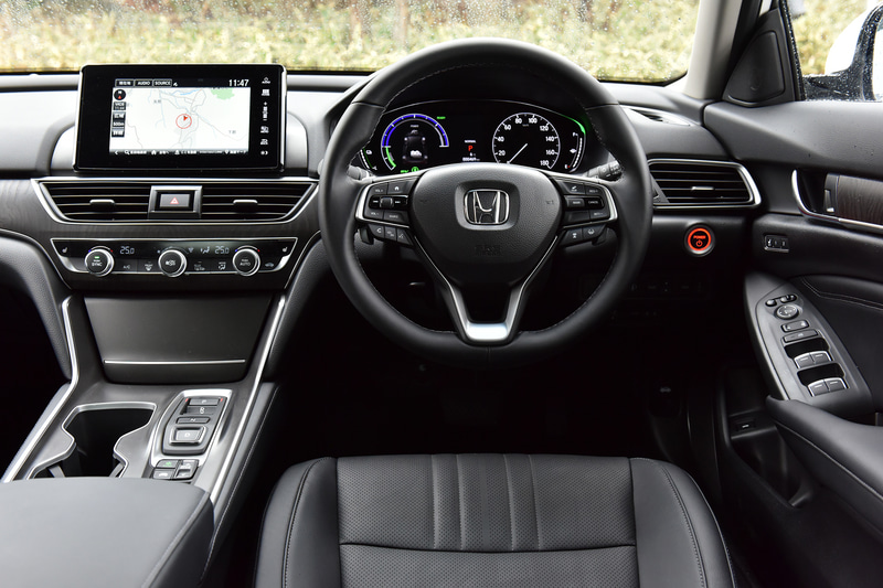 フロントとサイドのウィンドウのボトムラインを揃えた