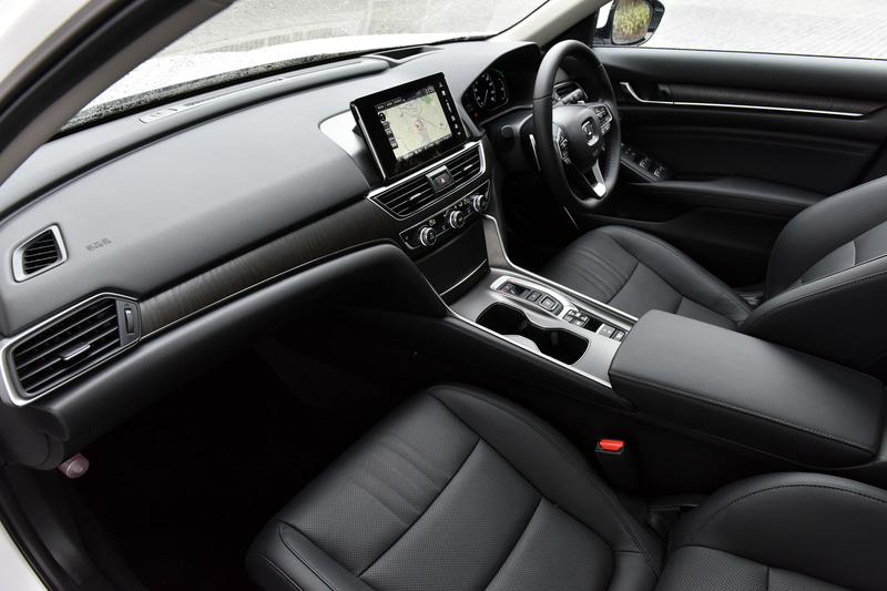 ダッシュボード上のラインが左右まで連続し、助手席のダッシュボード上がフラットに感じる、かつてのホンダのようなインテリアデザイン