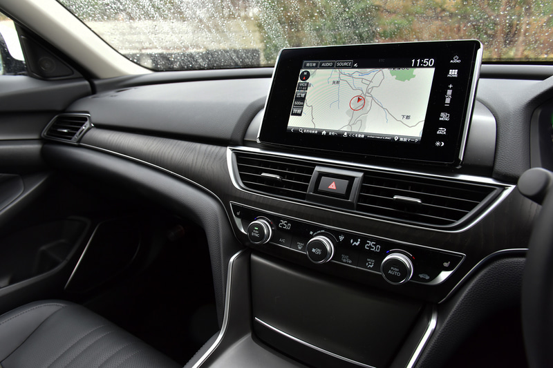 フローティング型のディスプレイを上部に配置する、ダッシュボード中央のレイアウト