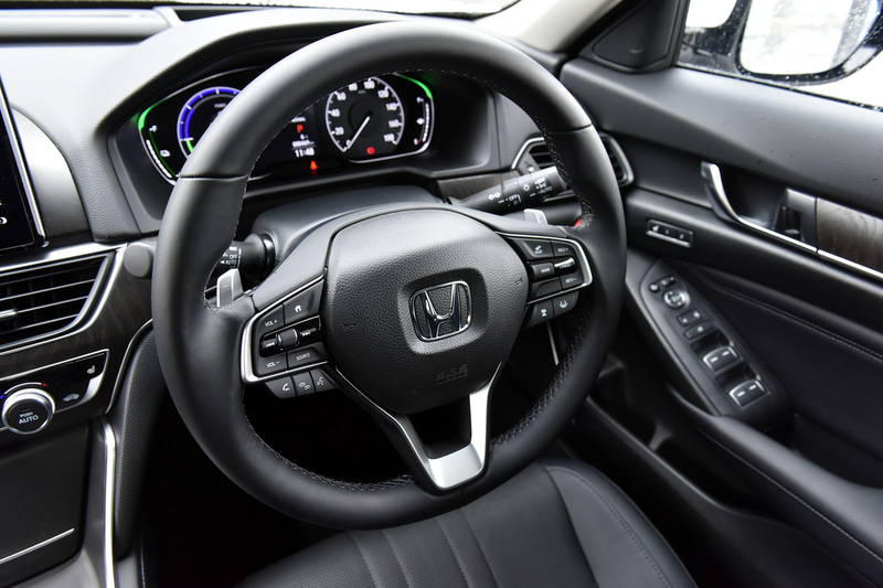 ステアリングホイールとドアのスイッチまわり