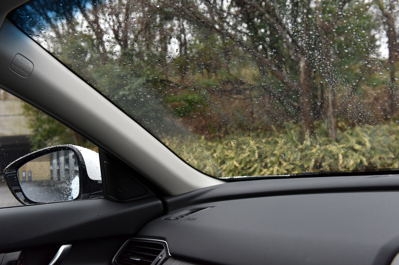 左右のAピラーは細めにデザインして視界を重視した