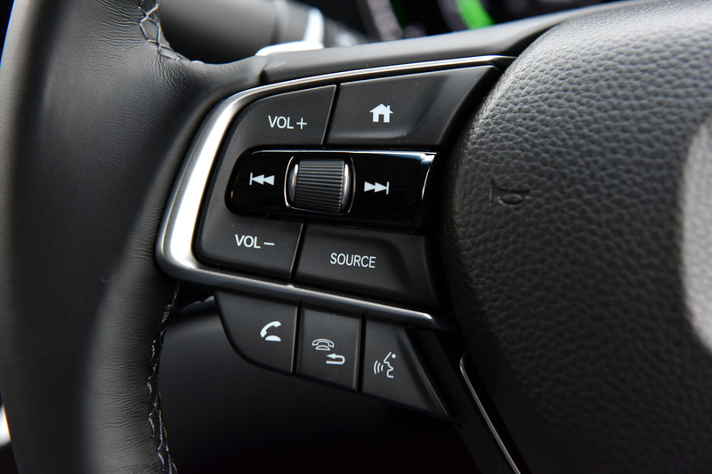 ステアリングスポークには左にオーディオ類、右にHonda SENSINGに関する走行系のスイッチ