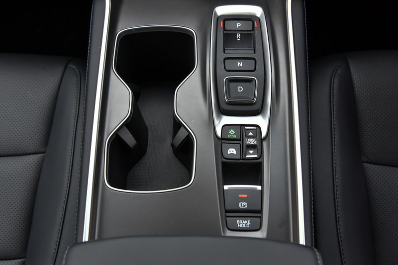 シフトまわり。カップホルダーは縦に2つ配置するタイプ