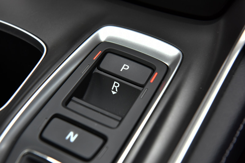 パーキング位置でレッドに点灯