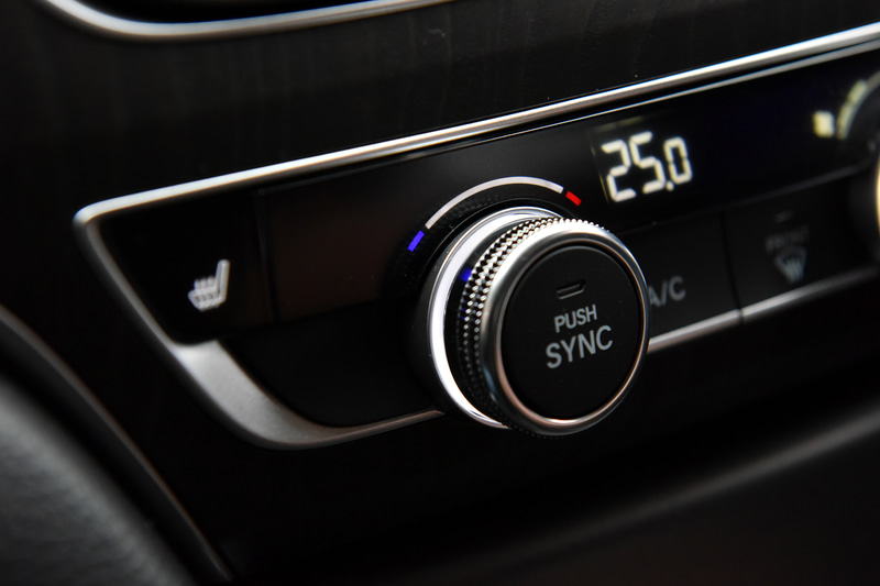 エアコンの温度切替ダイヤル式。通常はホワイトに点灯