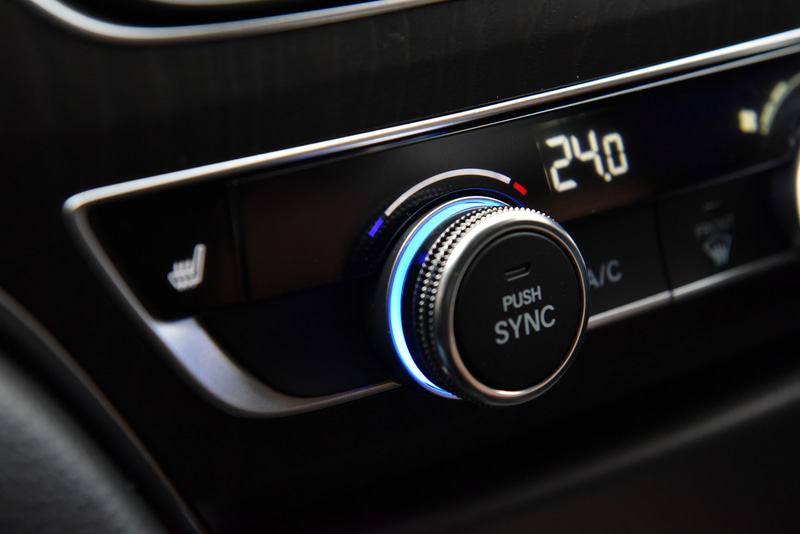 左に回して温度を下げると一瞬、青くなる