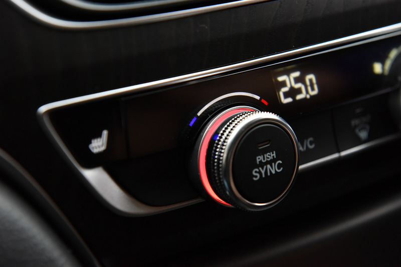 右に回して温度を上げると一瞬、赤くなる