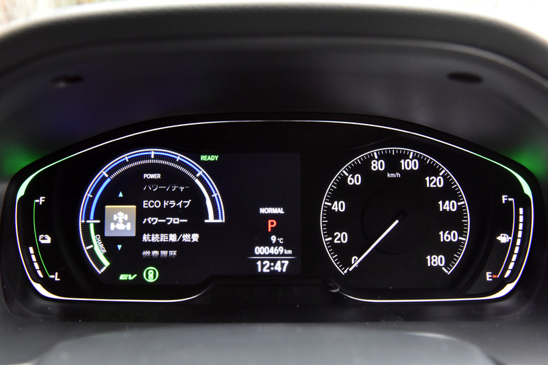 メーターパネルの左側は液晶画面になっていて、さまざまな表示に切り替えられる