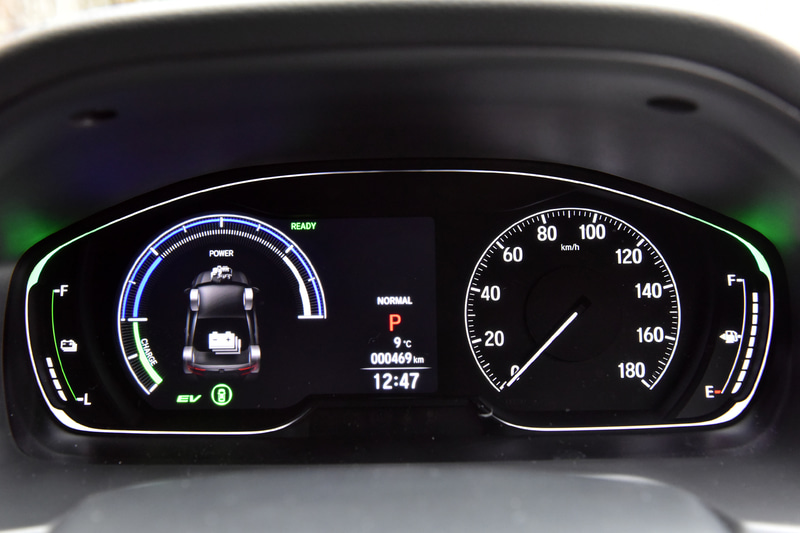 メーターパネルの左側は液晶画面になっていて、さまざまな表示に切り替えられる