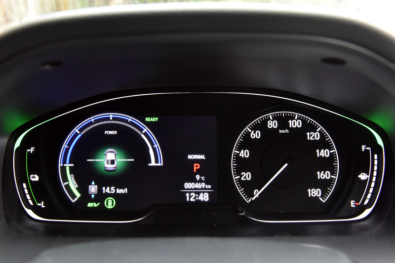 メーターパネルの左側は液晶画面になっていて、さまざまな表示に切り替えられる