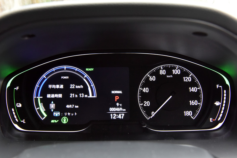 メーターパネルの左側は液晶画面になっていて、さまざまな表示に切り替えられる