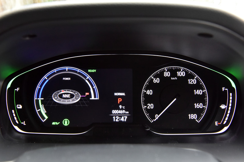 メーターパネルの左側は液晶画面になっていて、さまざまな表示に切り替えられる