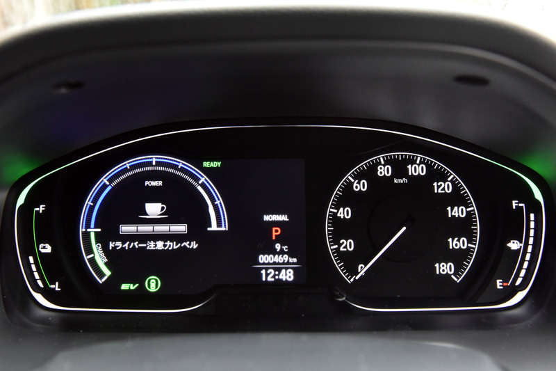 メーターパネルの左側は液晶画面になっていて、さまざまな表示に切り替えられる