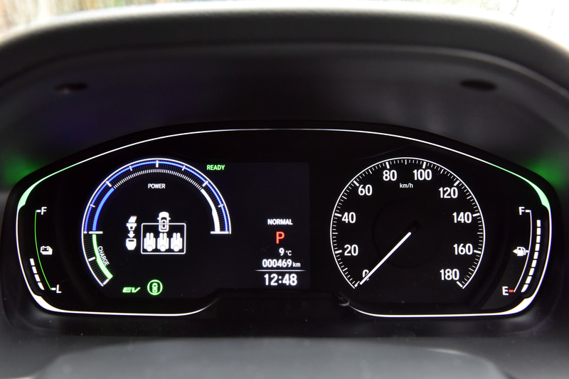 メーターパネルの左側は液晶画面になっていて、さまざまな表示に切り替えられる