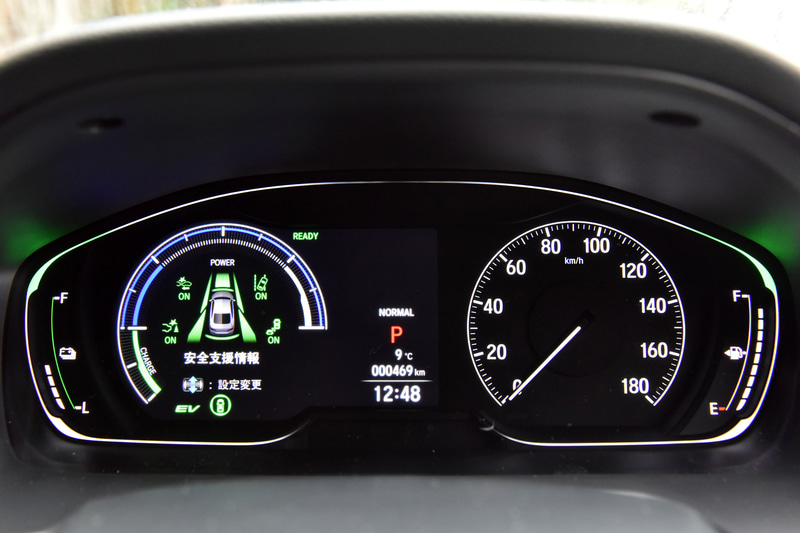 メーターパネルの左側は液晶画面になっていて、さまざまな表示に切り替えられる