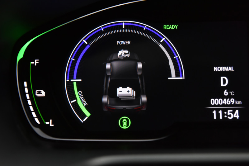 メーターパネルの左側は液晶画面になっていて、さまざまな表示に切り替えられる