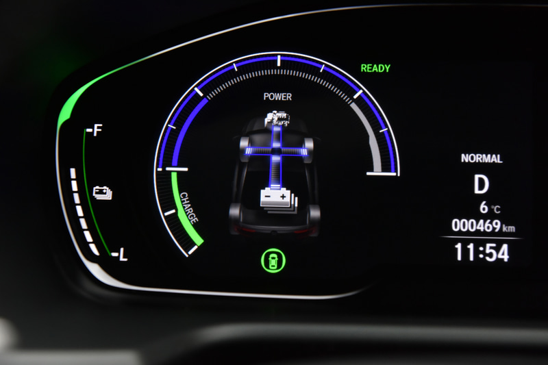 メーターパネルの左側は液晶画面になっていて、さまざまな表示に切り替えられる