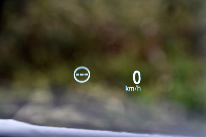 フロントウィンドウに投影型のヘッドアップディスプレイを装備する。速度表示以外にもカーナビのルート案内などを行なう