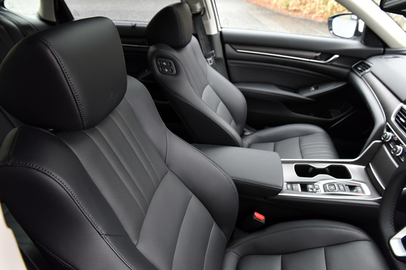 フロントシートの座面は広く、背もたれを細めにして後席からの視界を広くしている