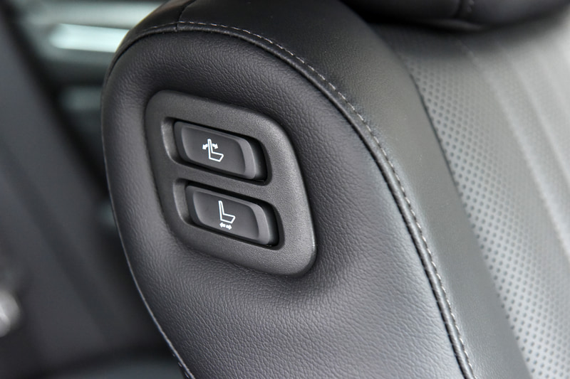 かつてのホンダ車のように、助手席シートには運転席側から助手席シートを調整できる操作スイッチがある