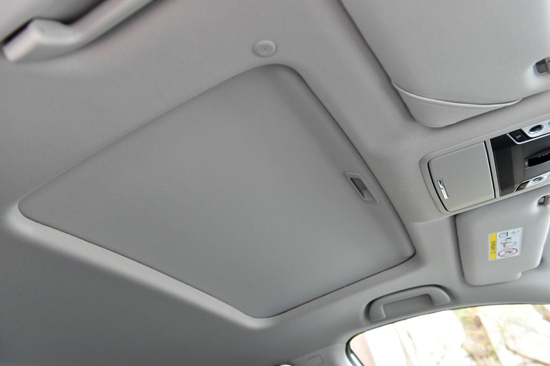 ガラスサンルーフも装備