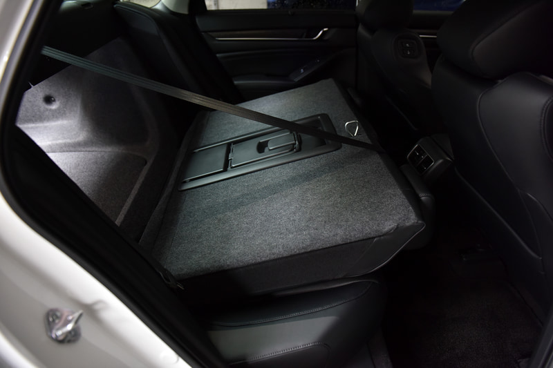 トランクスルーにする場合はリアシート一体を前に倒す。中央席用のシートベルトは付いたまま