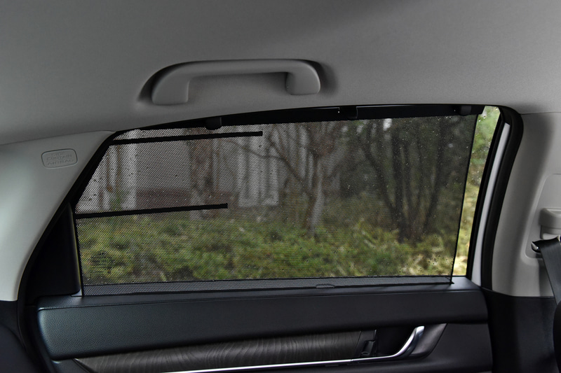 リアドアには日除けを装備。下から引き出して上に引っ掛ける