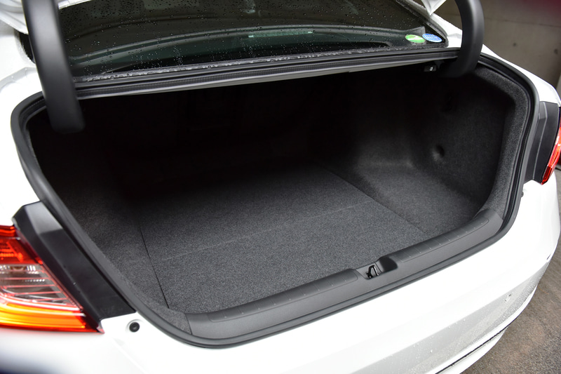 トランクルームは従来型より大容量化。開口部が大きくなり開口地上高は下げられた。ホンダではハイブリッドセダンでトップの容量だとしている